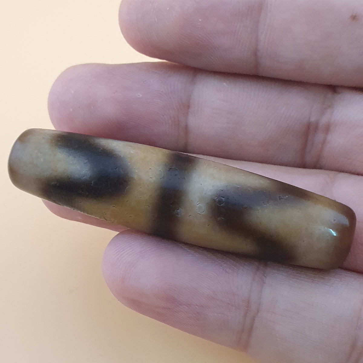 Amulette vintage en perles d'agate tibétaine himalayenne à motif en zigzag