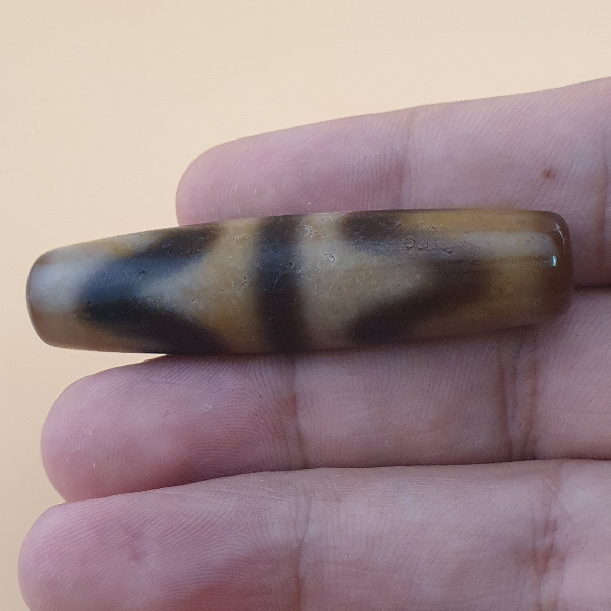 Amulette vintage en perles d'agate tibétaine himalayenne à motif en zigzag