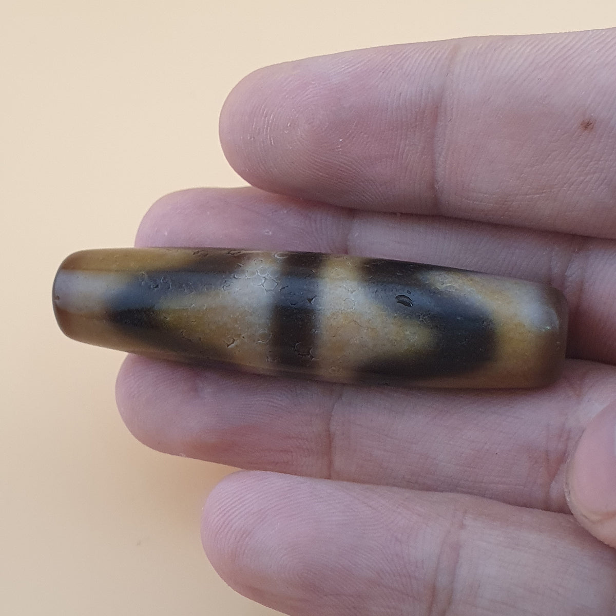 Amulette vintage en perles d'agate tibétaine himalayenne à motif en zigzag