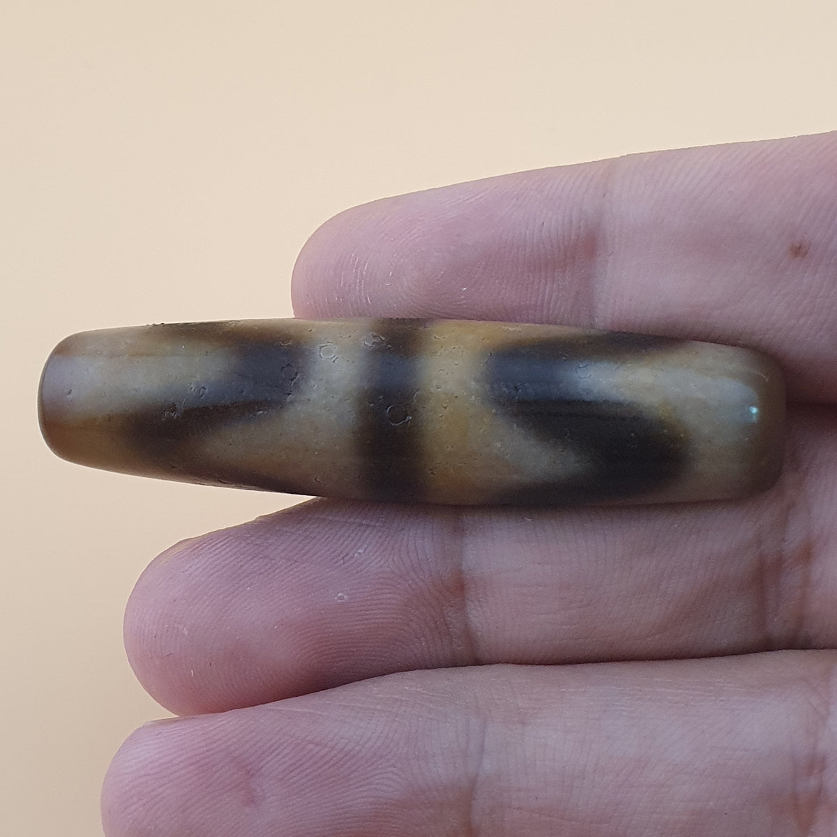 Amulette vintage en perles d'agate tibétaine himalayenne à motif en zigzag