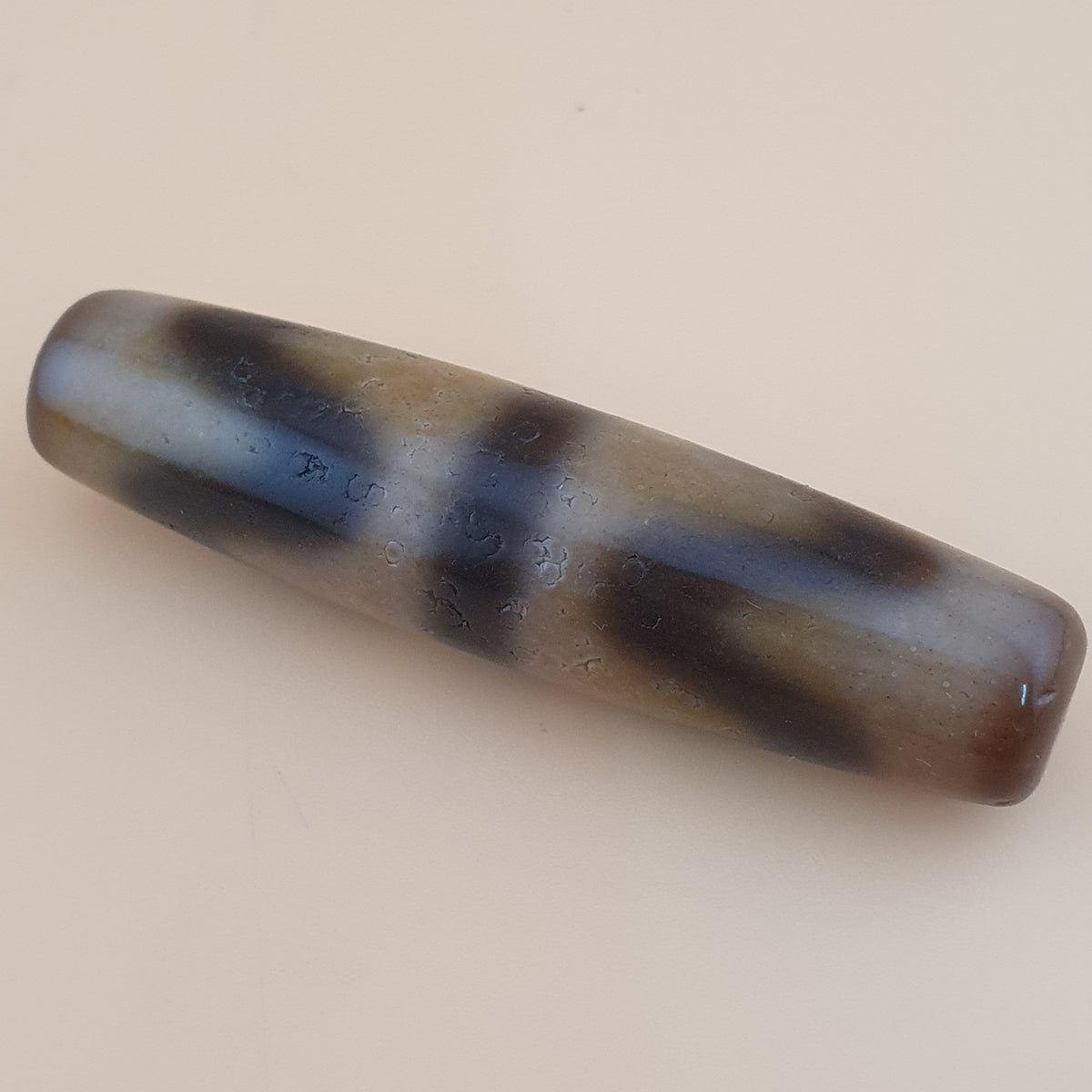 Amulette vintage en perles d'agate tibétaine himalayenne à motif en zigzag