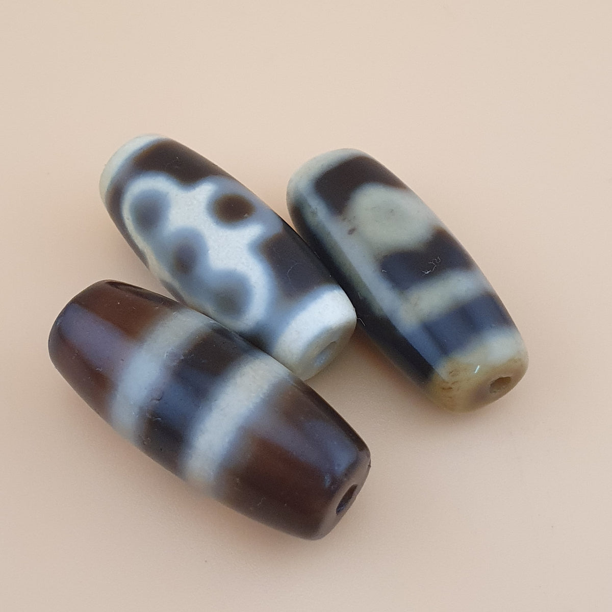Perles Dzi en agate à motifs variés du Tibet himalayen vintage – Lot de 3