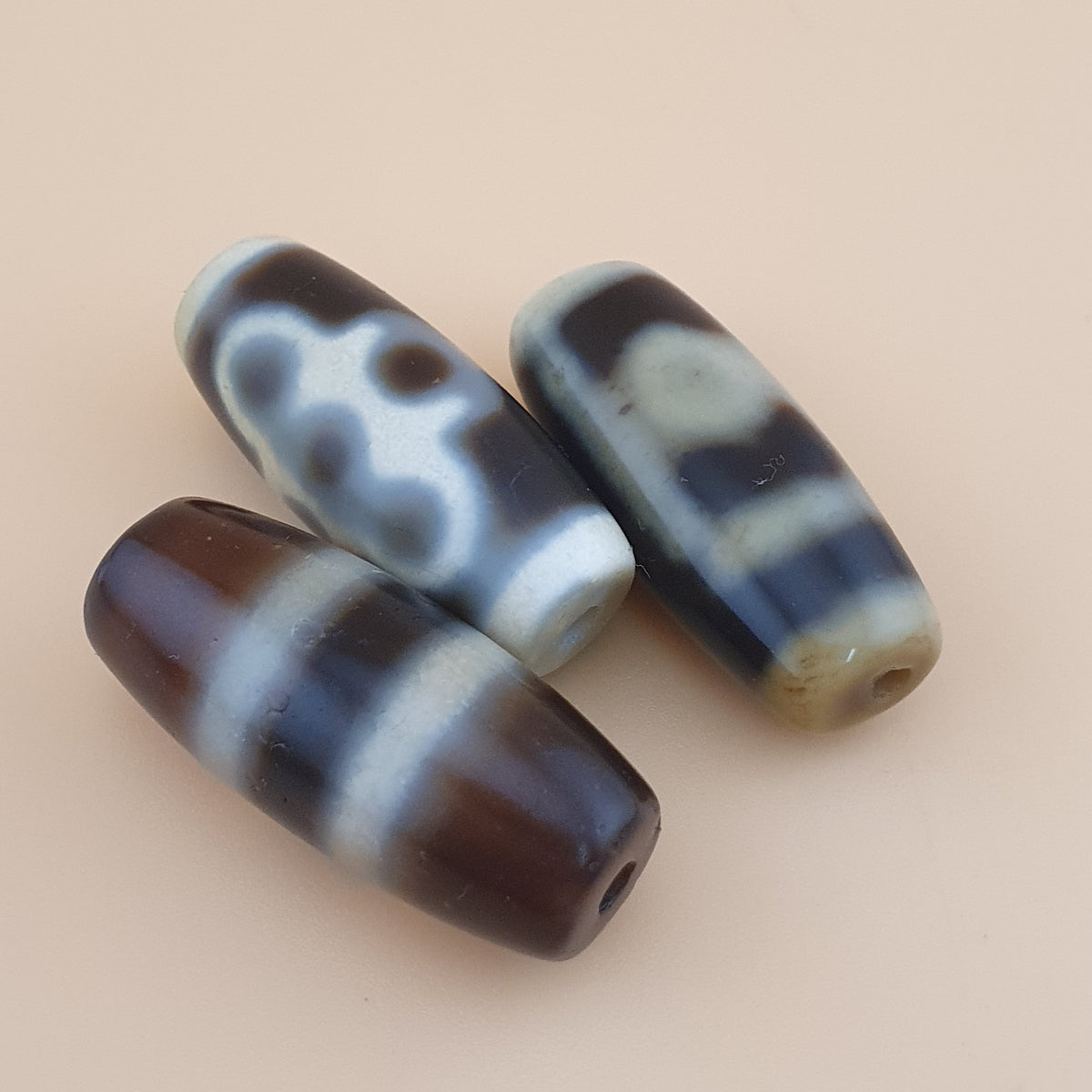Perles Dzi en agate à motifs variés du Tibet himalayen vintage – Lot de 3