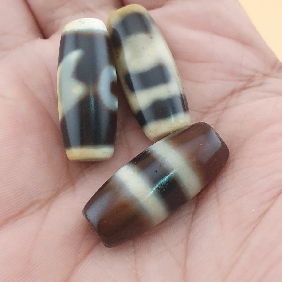 Perles Dzi en agate à motifs variés du Tibet himalayen vintage – Lot de 3