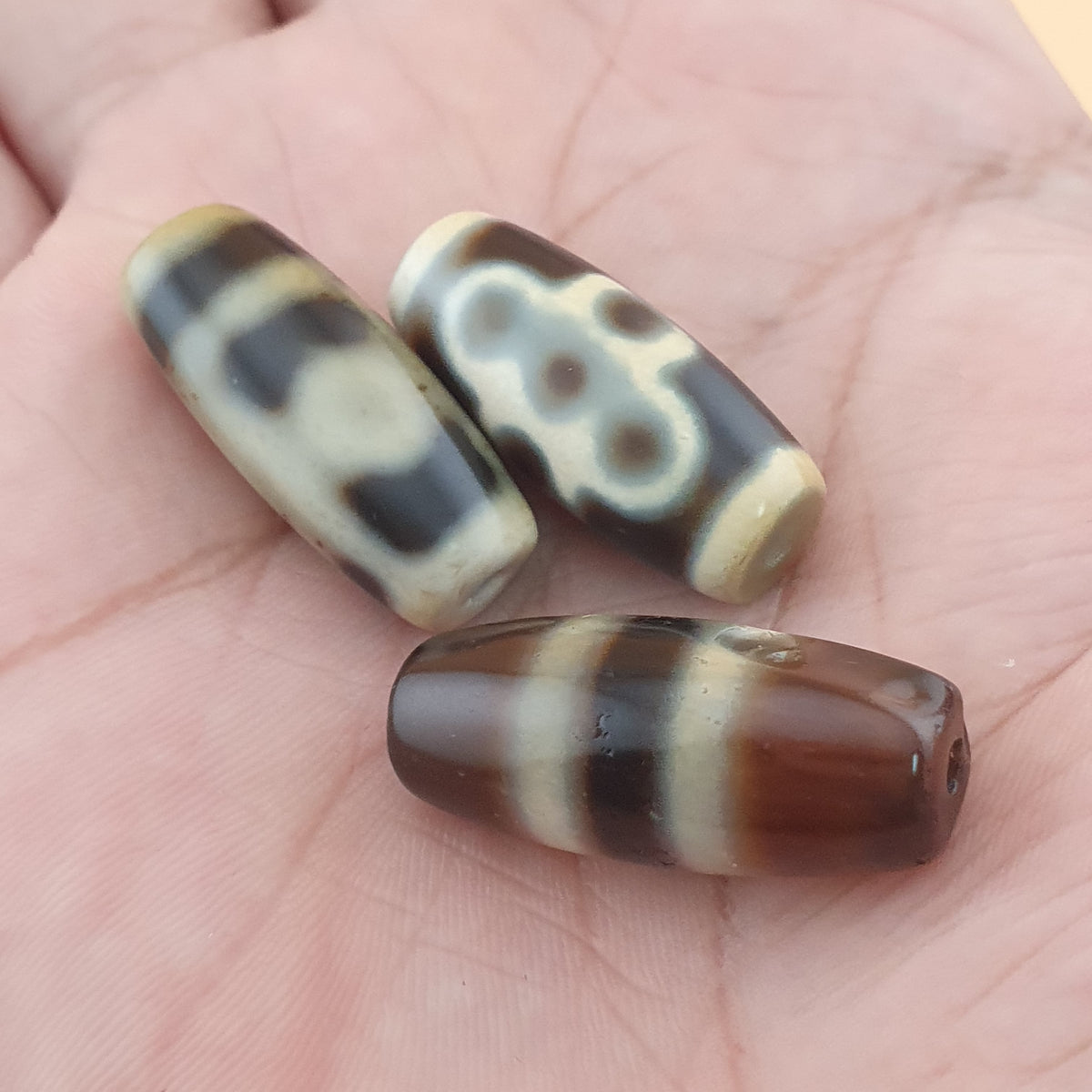 Perles Dzi en agate à motifs variés du Tibet himalayen vintage – Lot de 3