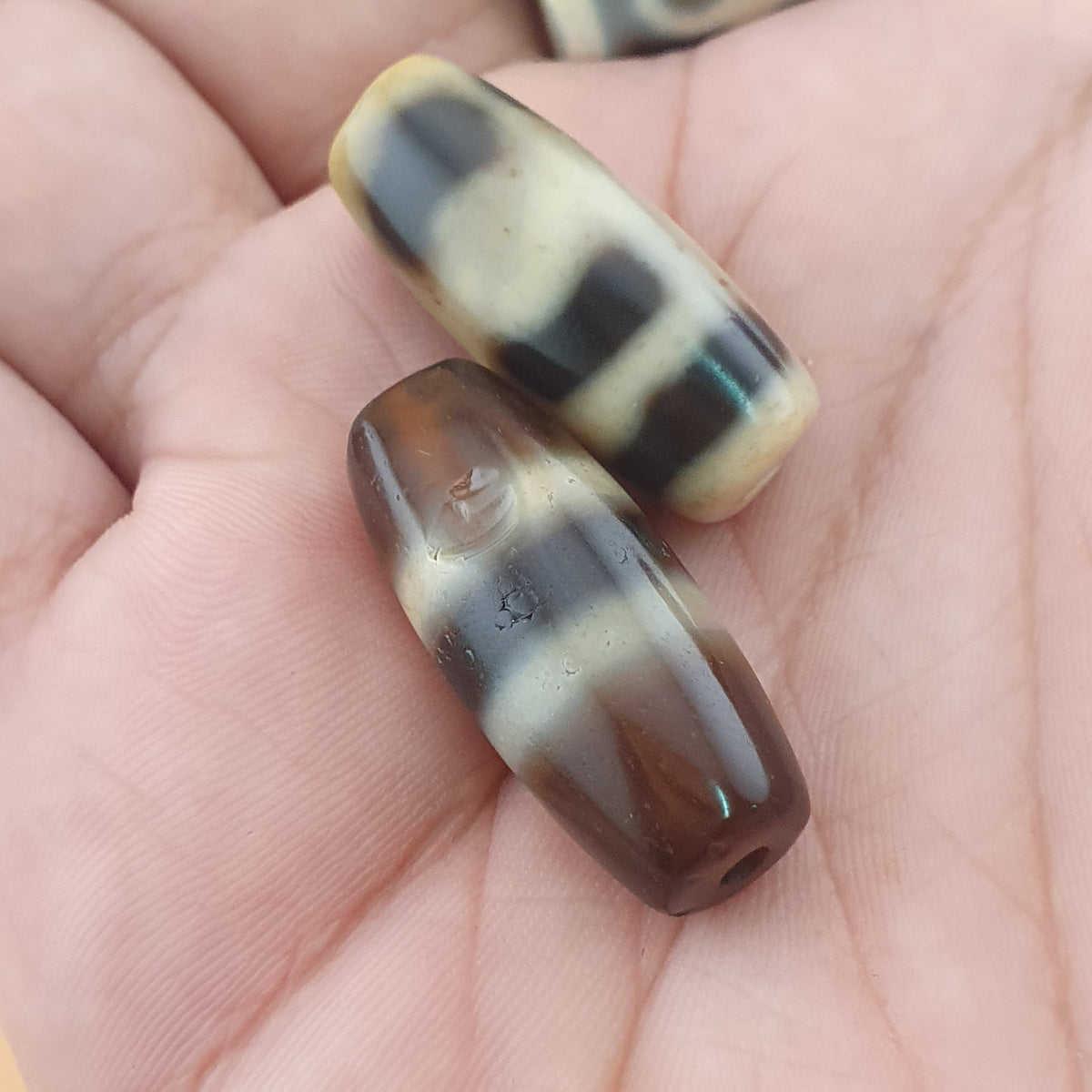 Perles Dzi en agate à motifs variés du Tibet himalayen vintage – Lot de 3
