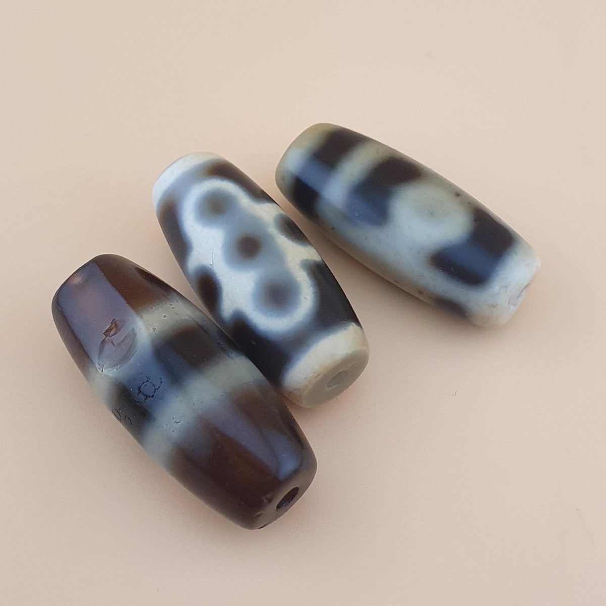 Perles Dzi en agate à motifs variés du Tibet himalayen vintage – Lot de 3