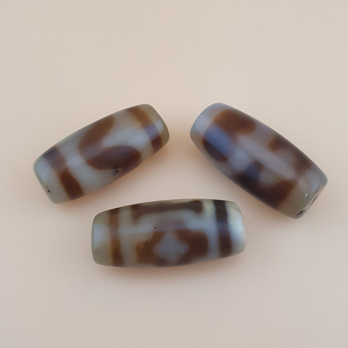 Amulette vintage en perles de dzi tibétaines en agate à motif zigzag de l'Himalaya