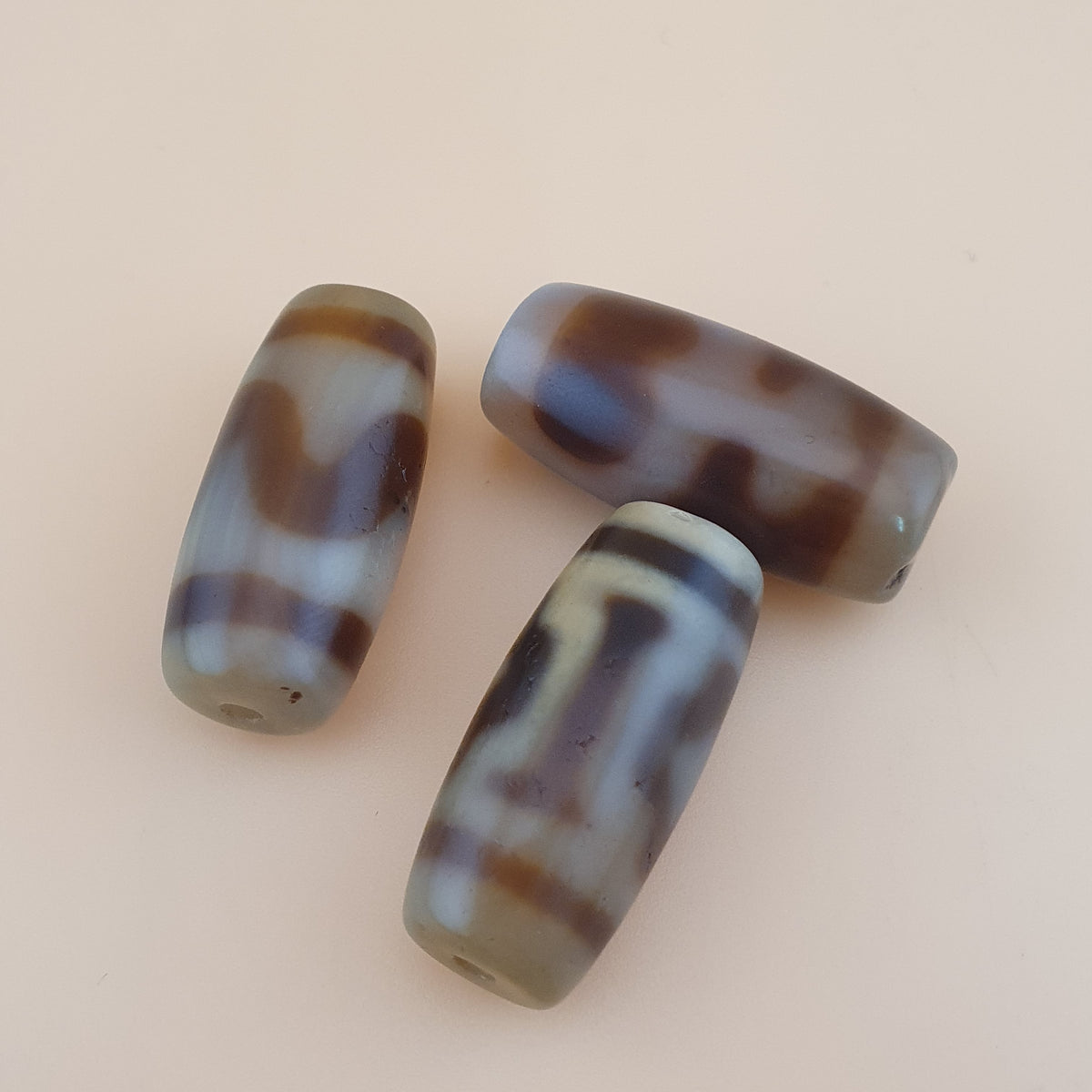 Amulette vintage en perles de dzi tibétaines en agate à motif zigzag de l'Himalaya