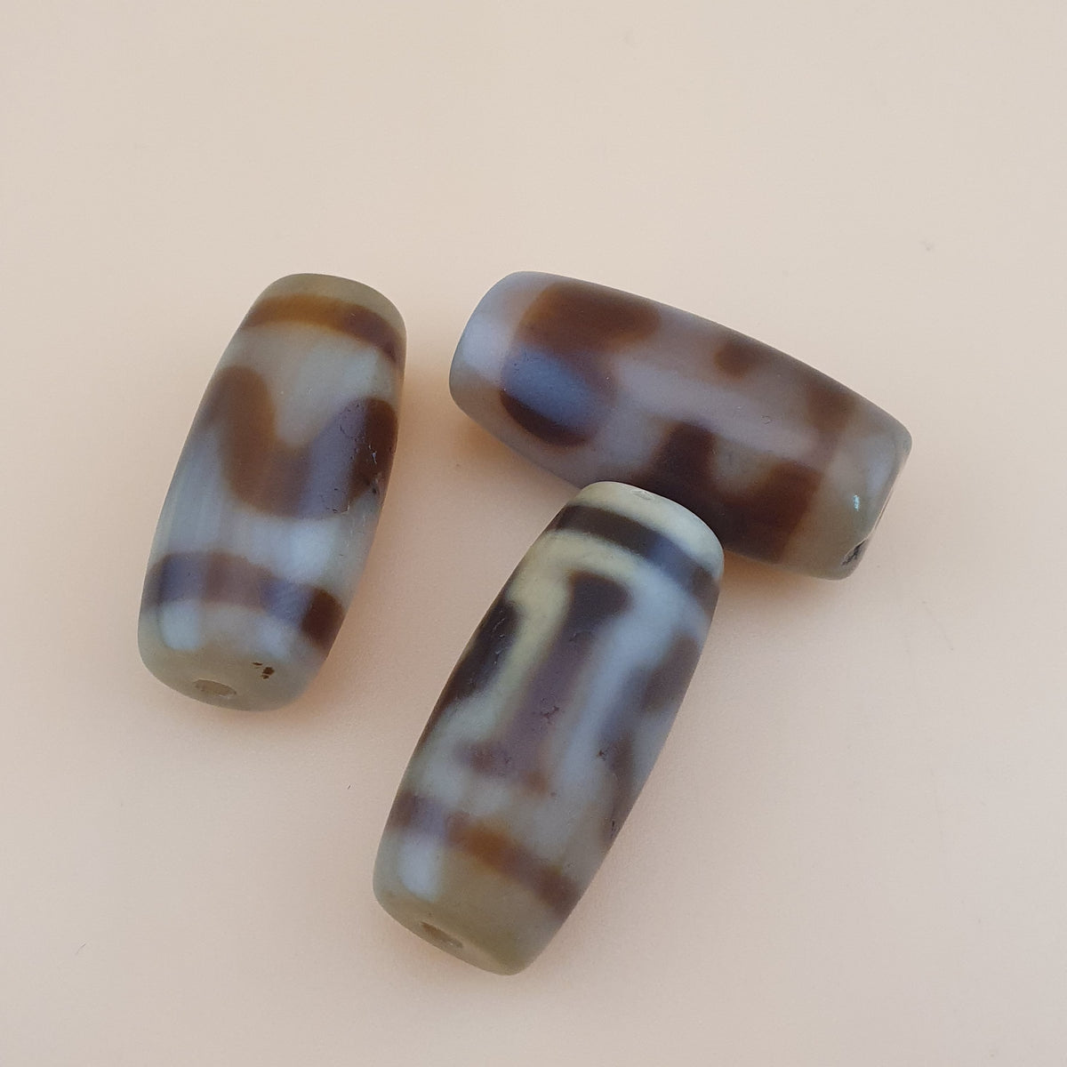 Amulette vintage en perles de dzi tibétaines en agate à motif zigzag de l'Himalaya