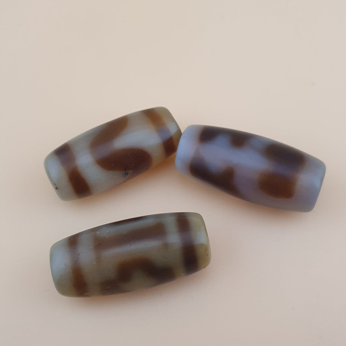 Amulette vintage en perles de dzi tibétaines en agate à motif zigzag de l'Himalaya