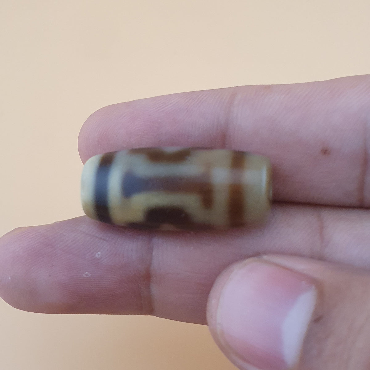 Amulette vintage en perles de dzi tibétaines en agate à motif zigzag de l'Himalaya