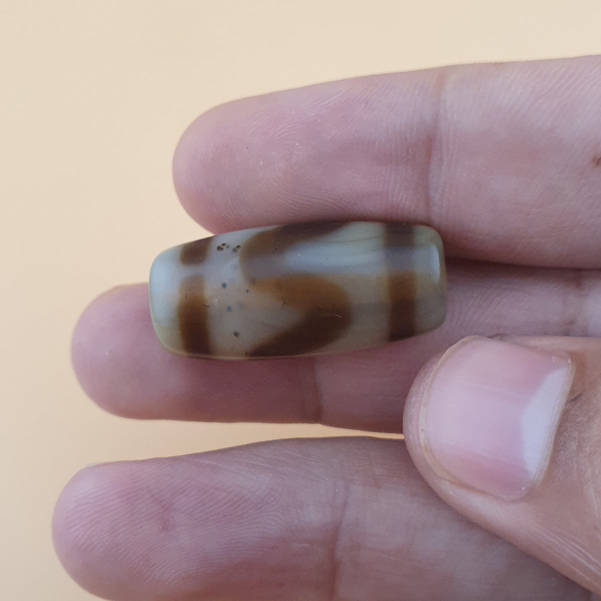 Amulette vintage en perles de dzi tibétaines en agate à motif zigzag de l'Himalaya