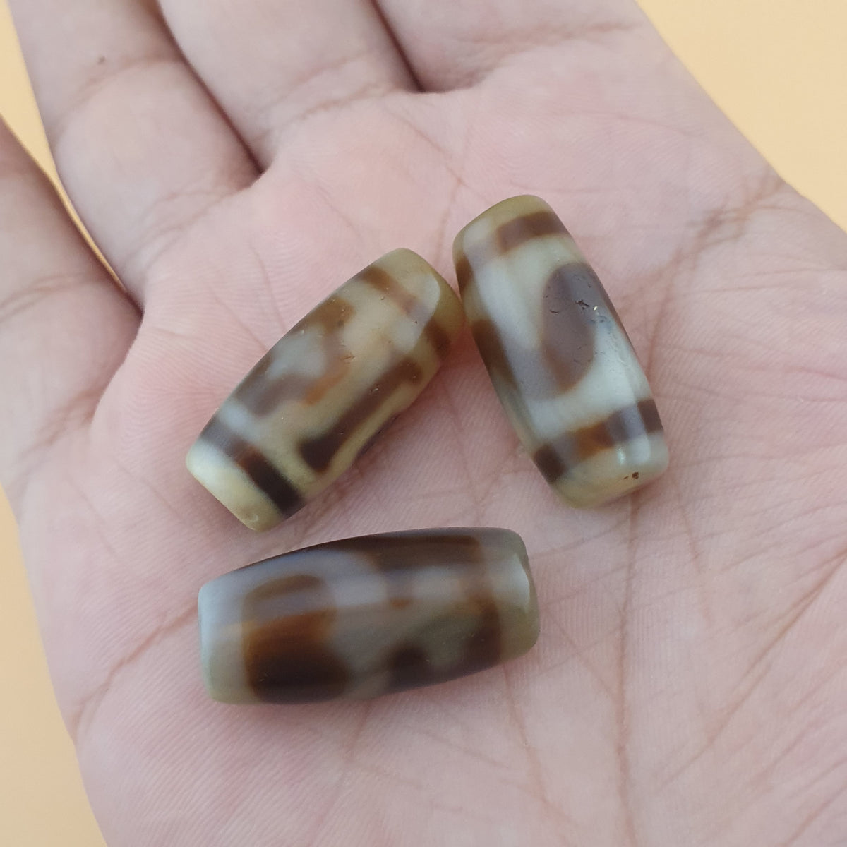 Amulette vintage en perles de dzi tibétaines en agate à motif zigzag de l'Himalaya