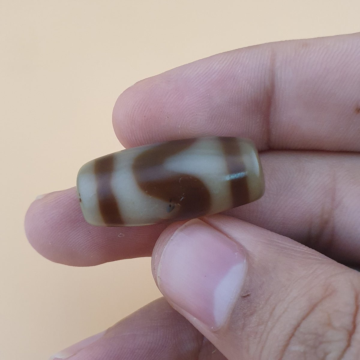 Amulette vintage en perles de dzi tibétaines en agate à motif zigzag de l'Himalaya
