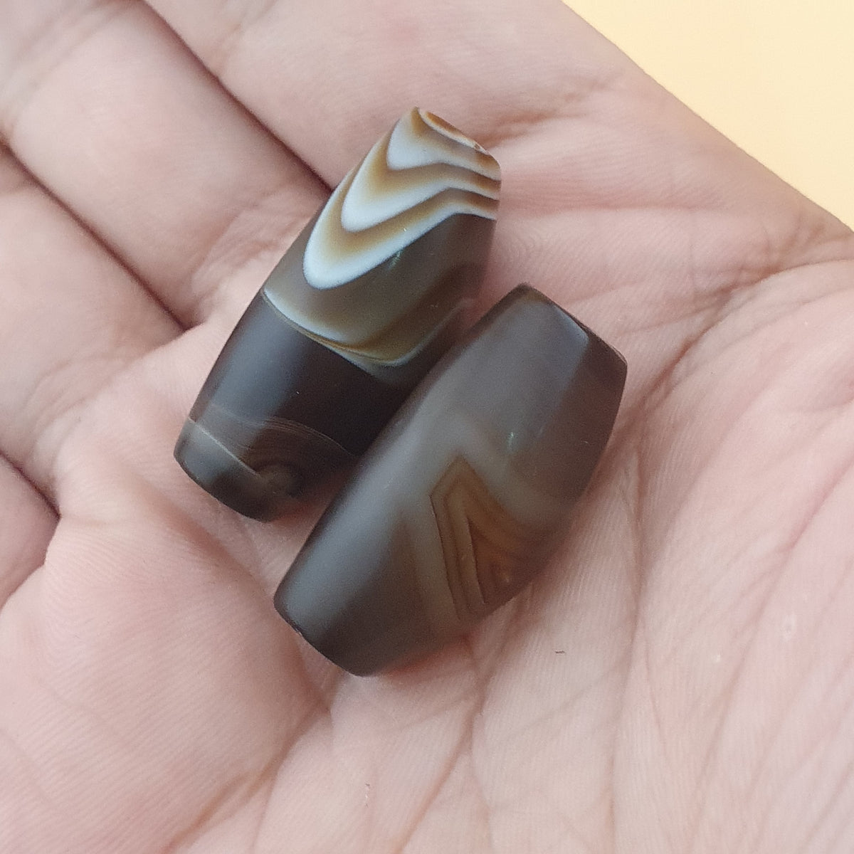 Lot de 2 Perles Rares en Agate Cornaline Gravée Vintage