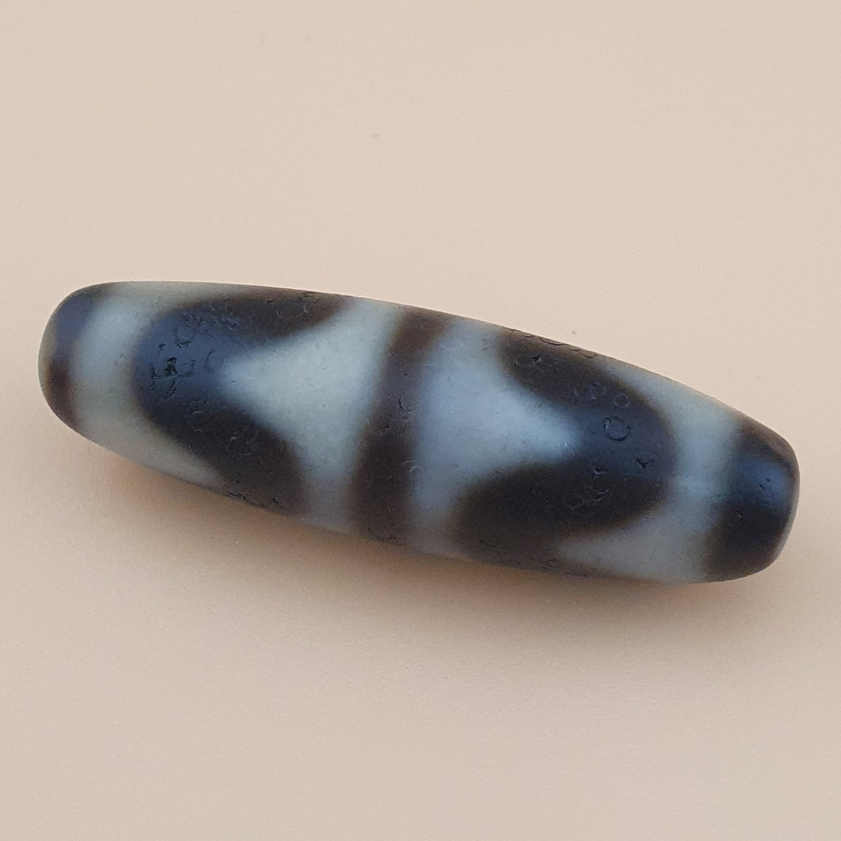 Amulette de perle dzi en agate tibétaine de l'Himalaya à motif zigzag vintage
