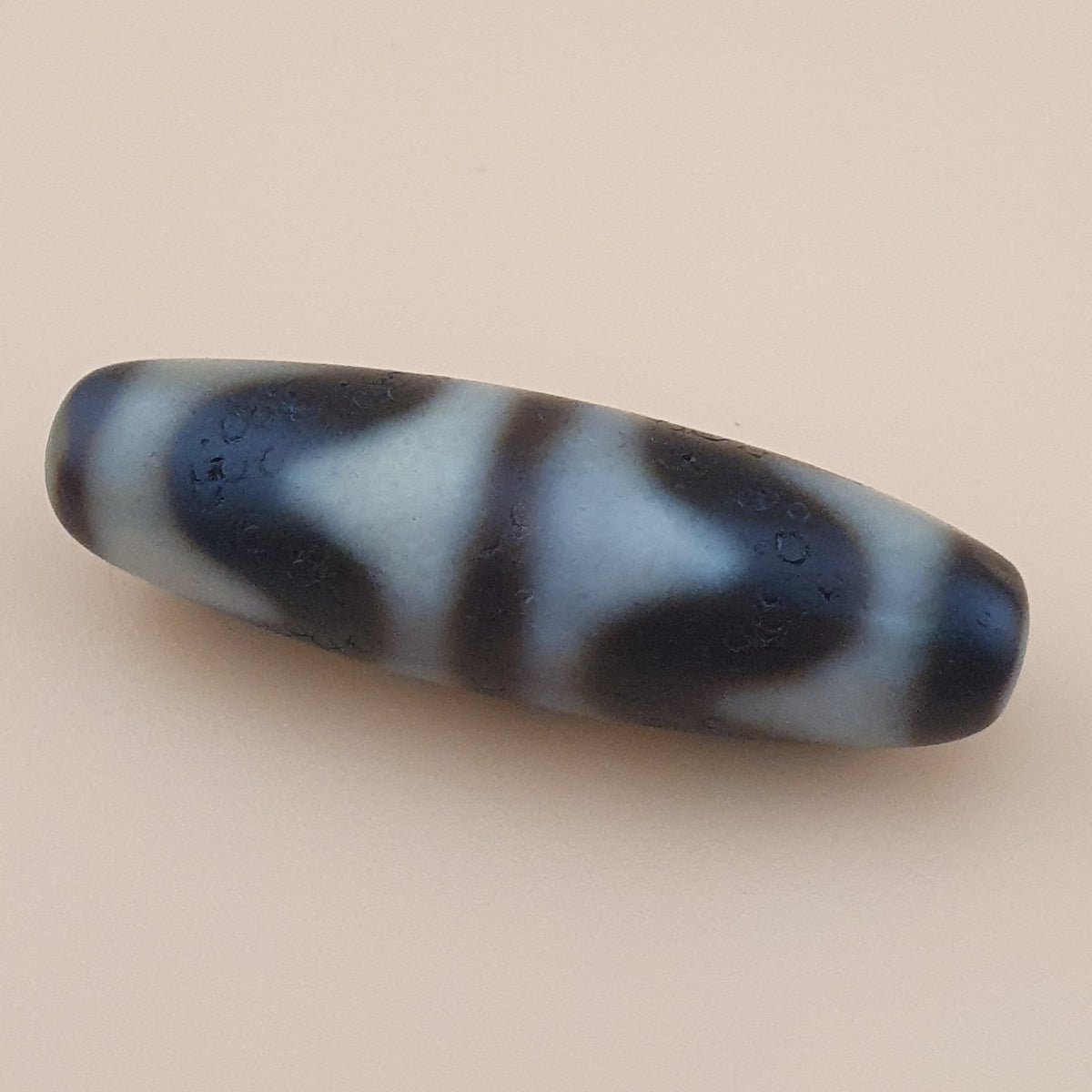 Amulette de perle dzi en agate tibétaine de l'Himalaya à motif zigzag vintage