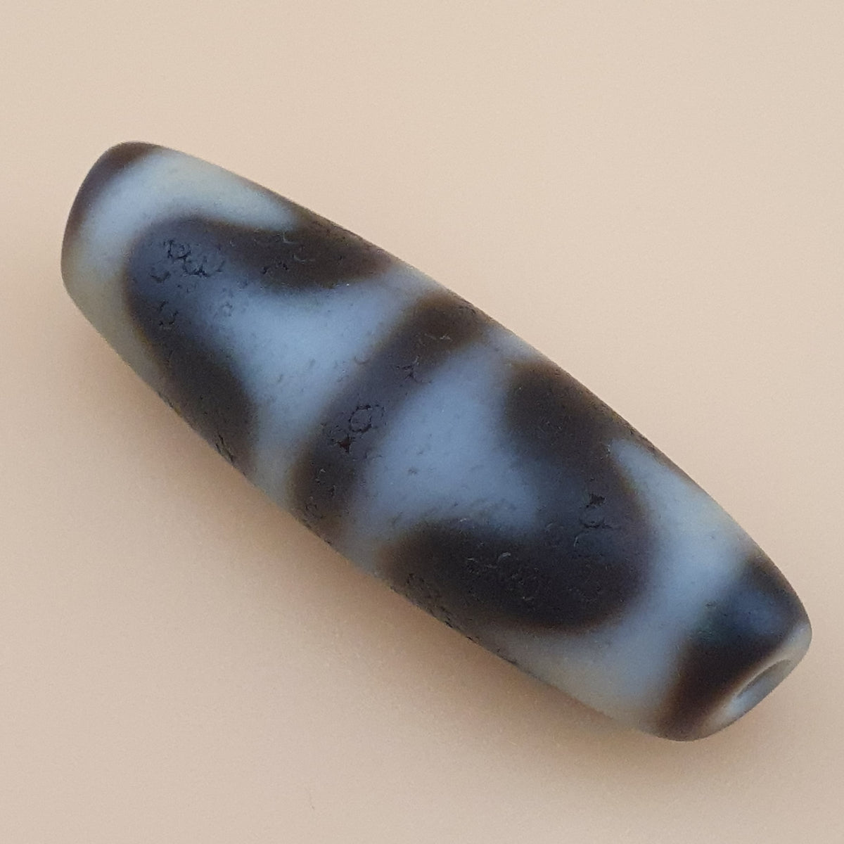 Amulette de perle dzi en agate tibétaine de l'Himalaya à motif zigzag vintage