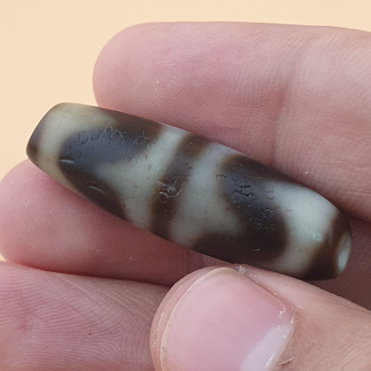 Amulette de perle dzi en agate tibétaine de l'Himalaya à motif zigzag vintage