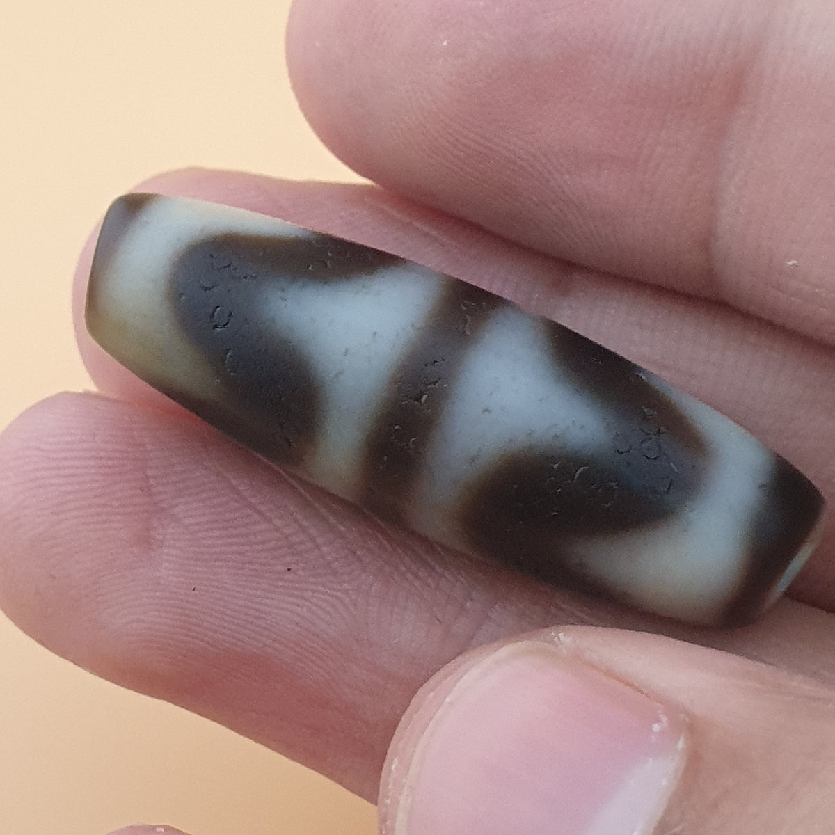 Amulette de perle dzi en agate tibétaine de l'Himalaya à motif zigzag vintage