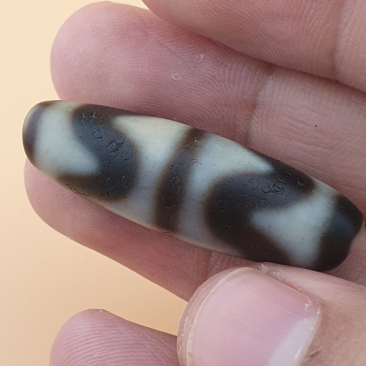 Amulette de perle dzi en agate tibétaine de l'Himalaya à motif zigzag vintage