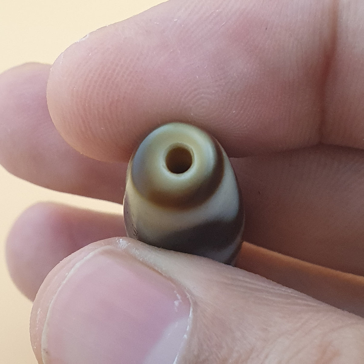 Amulette de perle dzi en agate tibétaine de l'Himalaya à motif zigzag vintage