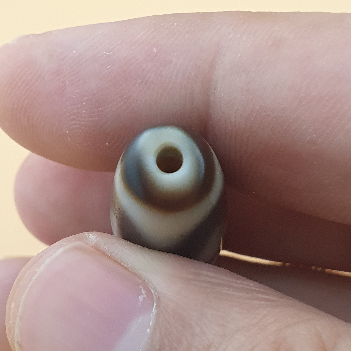 Amulette de perle dzi en agate tibétaine de l'Himalaya à motif zigzag vintage