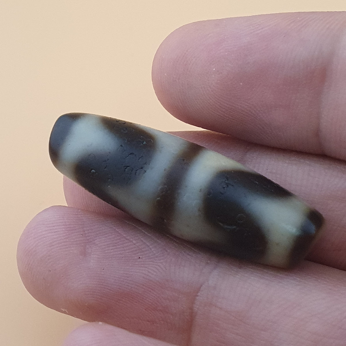Amulette de perle dzi en agate tibétaine de l'Himalaya à motif zigzag vintage