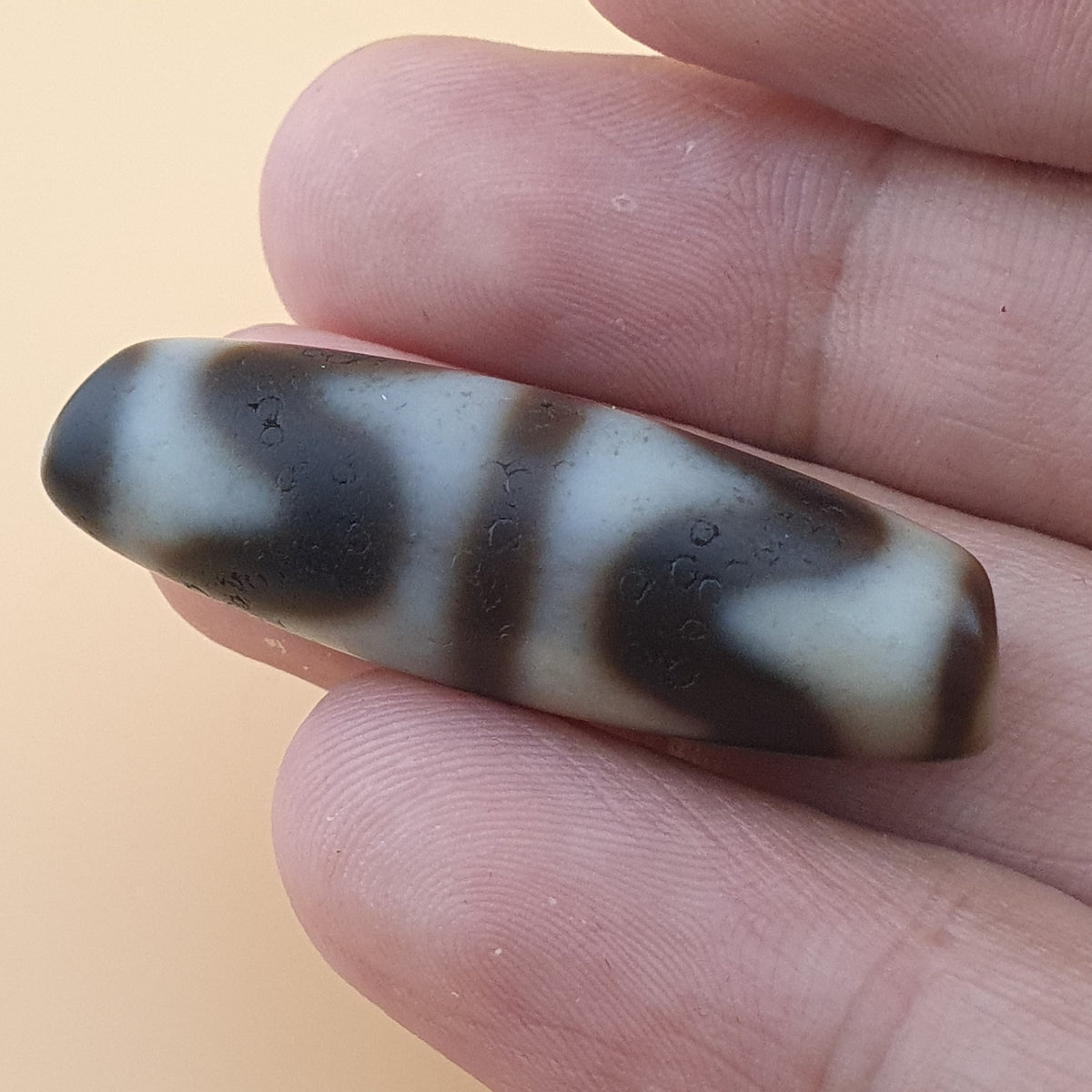 Amulette de perle dzi en agate tibétaine de l'Himalaya à motif zigzag vintage