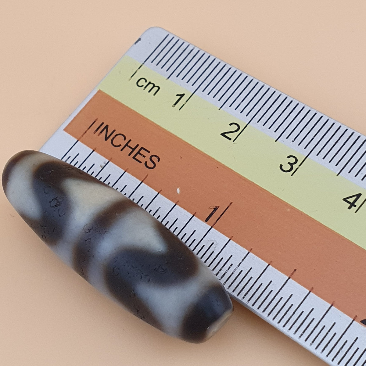 Amulette de perle dzi en agate tibétaine de l'Himalaya à motif zigzag vintage