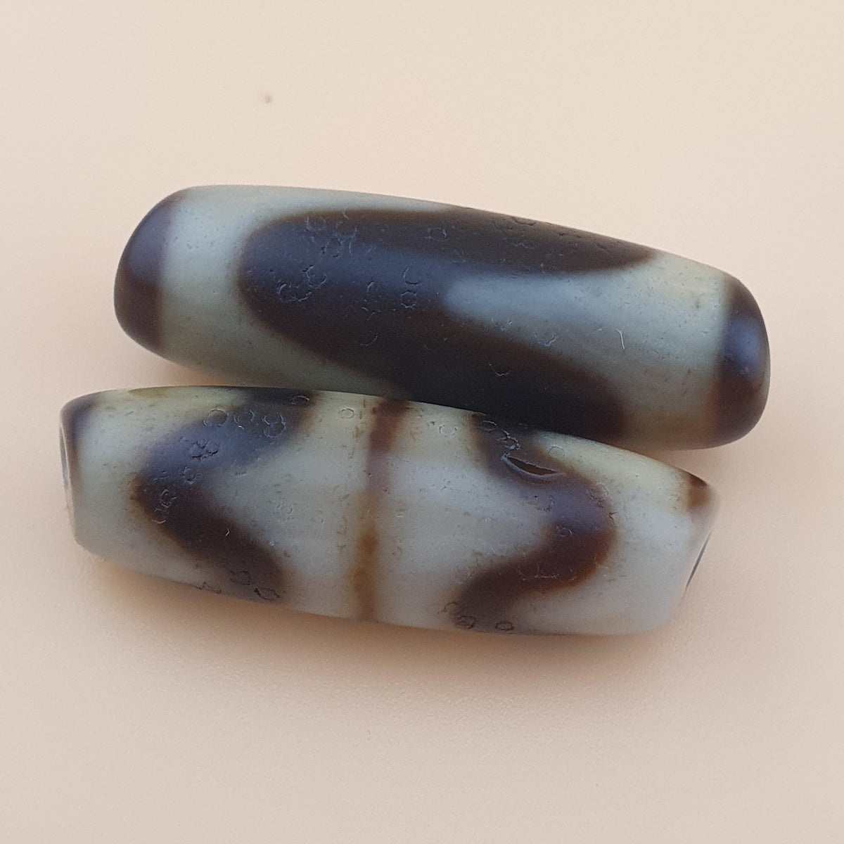 Lot de 2 amulettes vintage en perles d'agate tibétaines de l'Himalaya à motif en zigzag