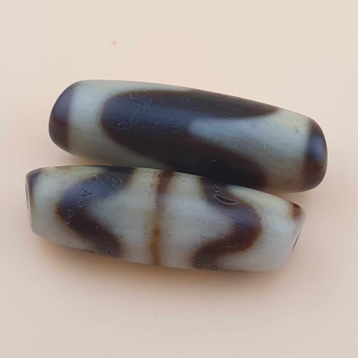 Lot de 2 amulettes vintage en perles d'agate tibétaines de l'Himalaya à motif en zigzag