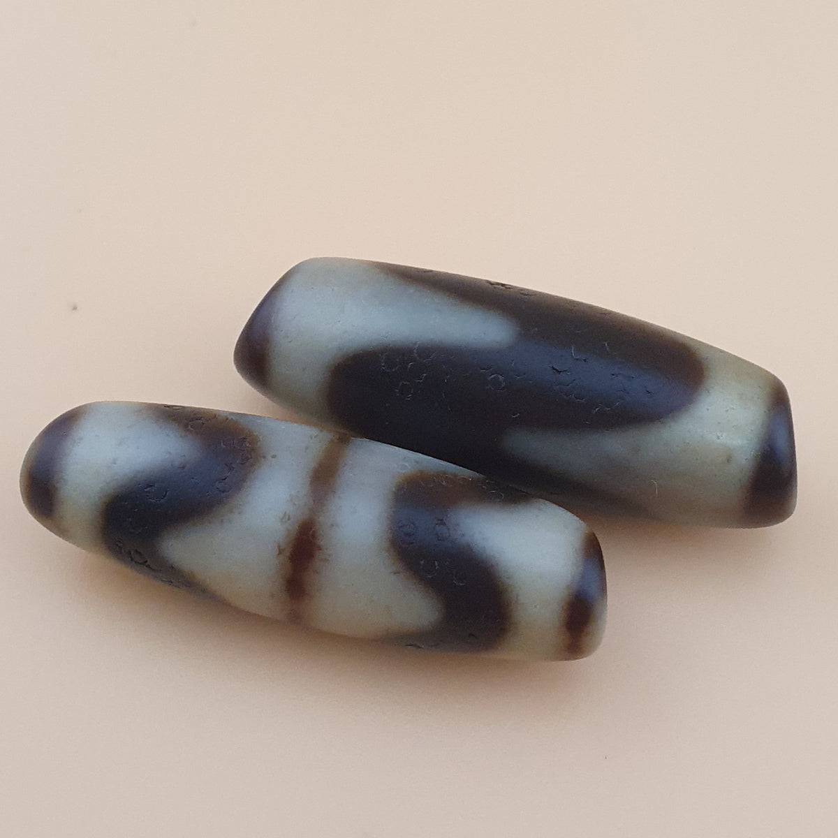 Lot de 2 amulettes vintage en perles d'agate tibétaines de l'Himalaya à motif en zigzag