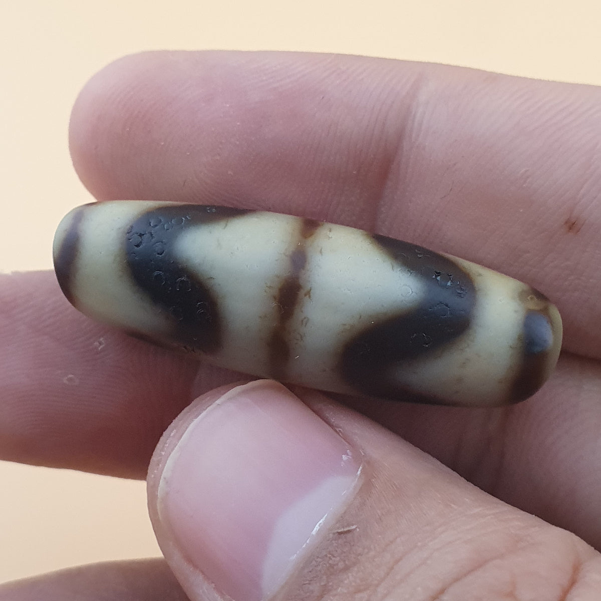 Lot de 2 amulettes vintage en perles d'agate tibétaines de l'Himalaya à motif en zigzag