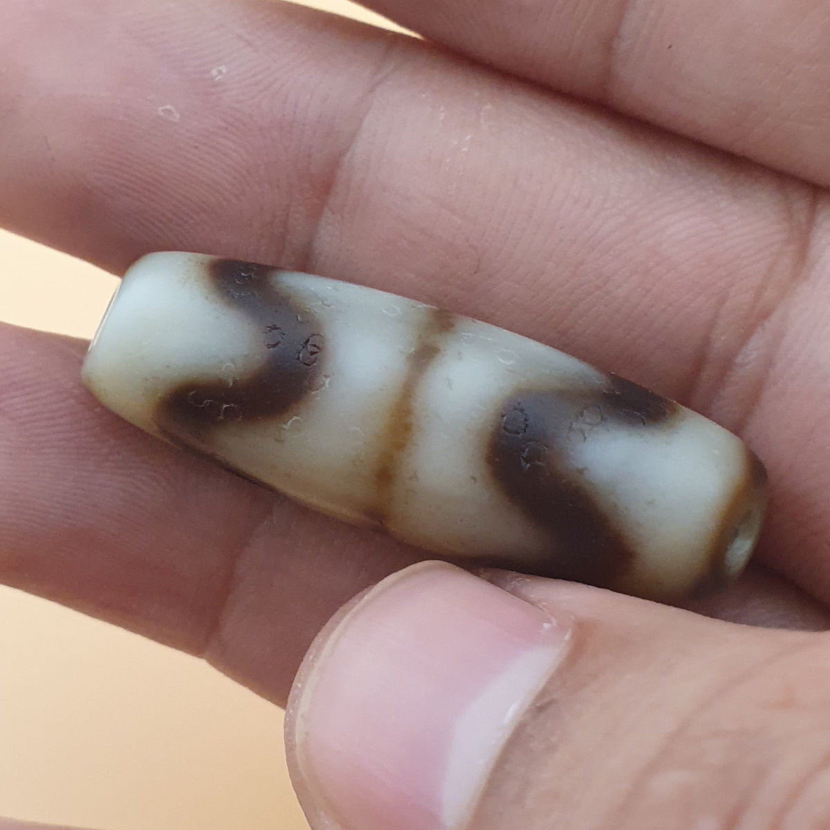 Lot de 2 amulettes vintage en perles d'agate tibétaines de l'Himalaya à motif en zigzag