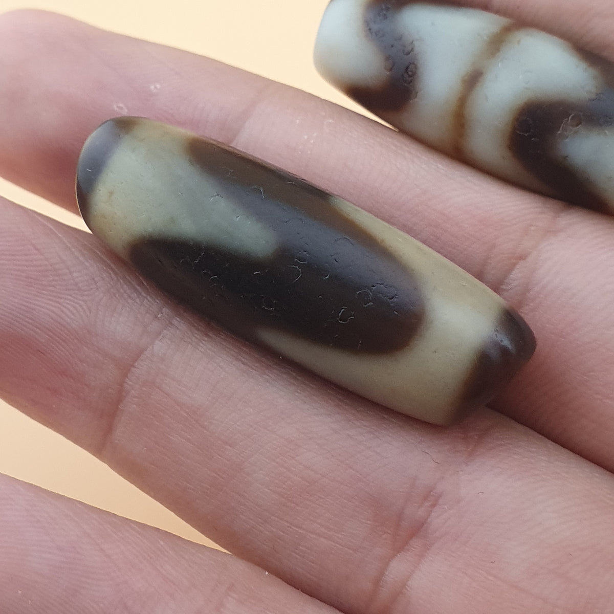 Lot de 2 amulettes vintage en perles d'agate tibétaines de l'Himalaya à motif en zigzag