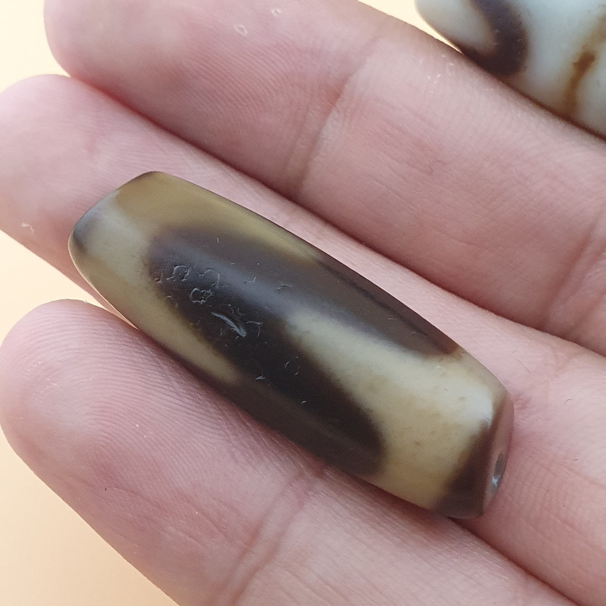 Lot de 2 amulettes vintage en perles d'agate tibétaines de l'Himalaya à motif en zigzag