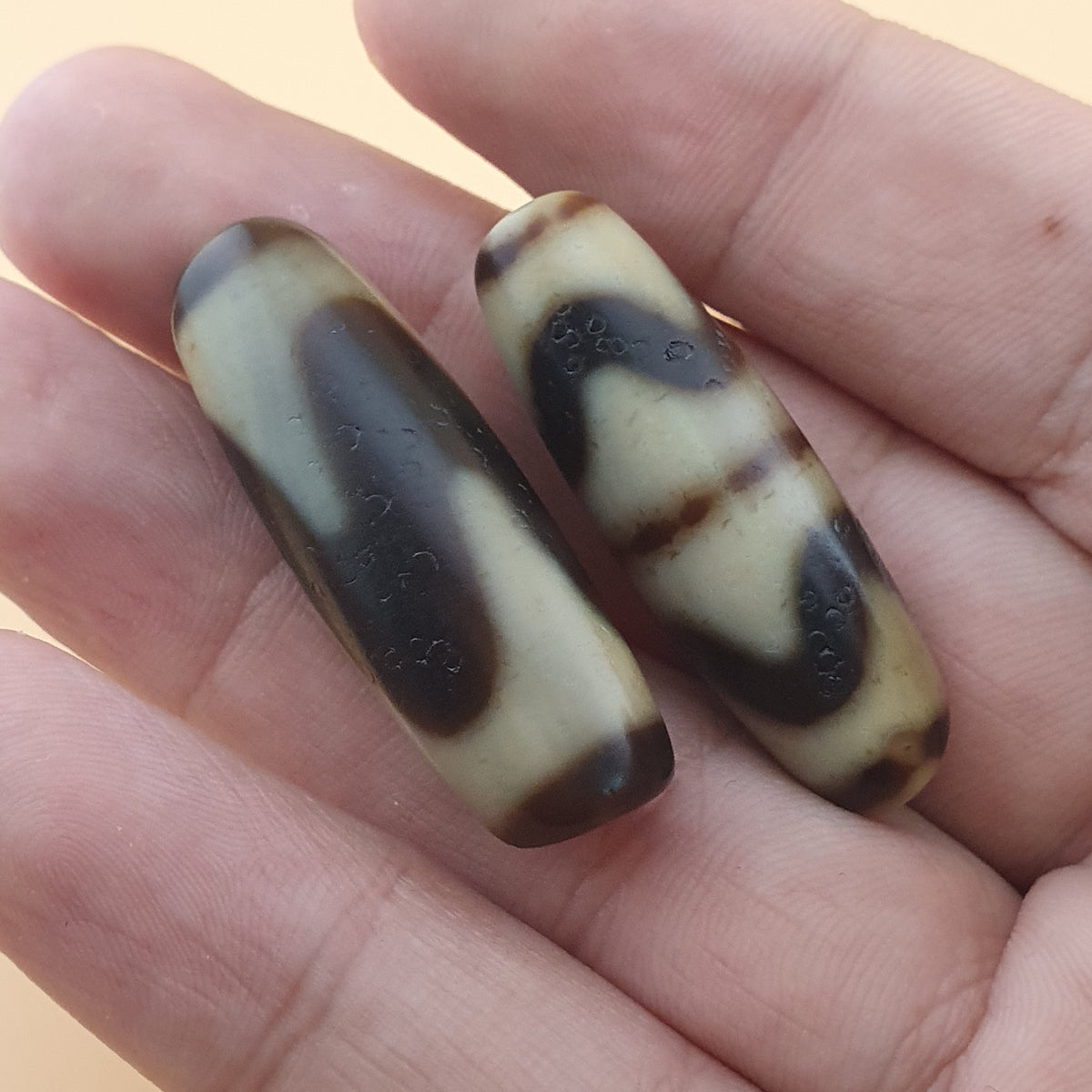 Lot de 2 amulettes vintage en perles d'agate tibétaines de l'Himalaya à motif en zigzag