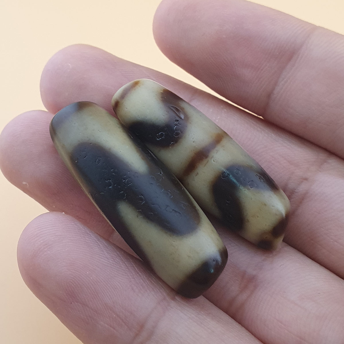 Lot de 2 amulettes vintage en perles d'agate tibétaines de l'Himalaya à motif en zigzag