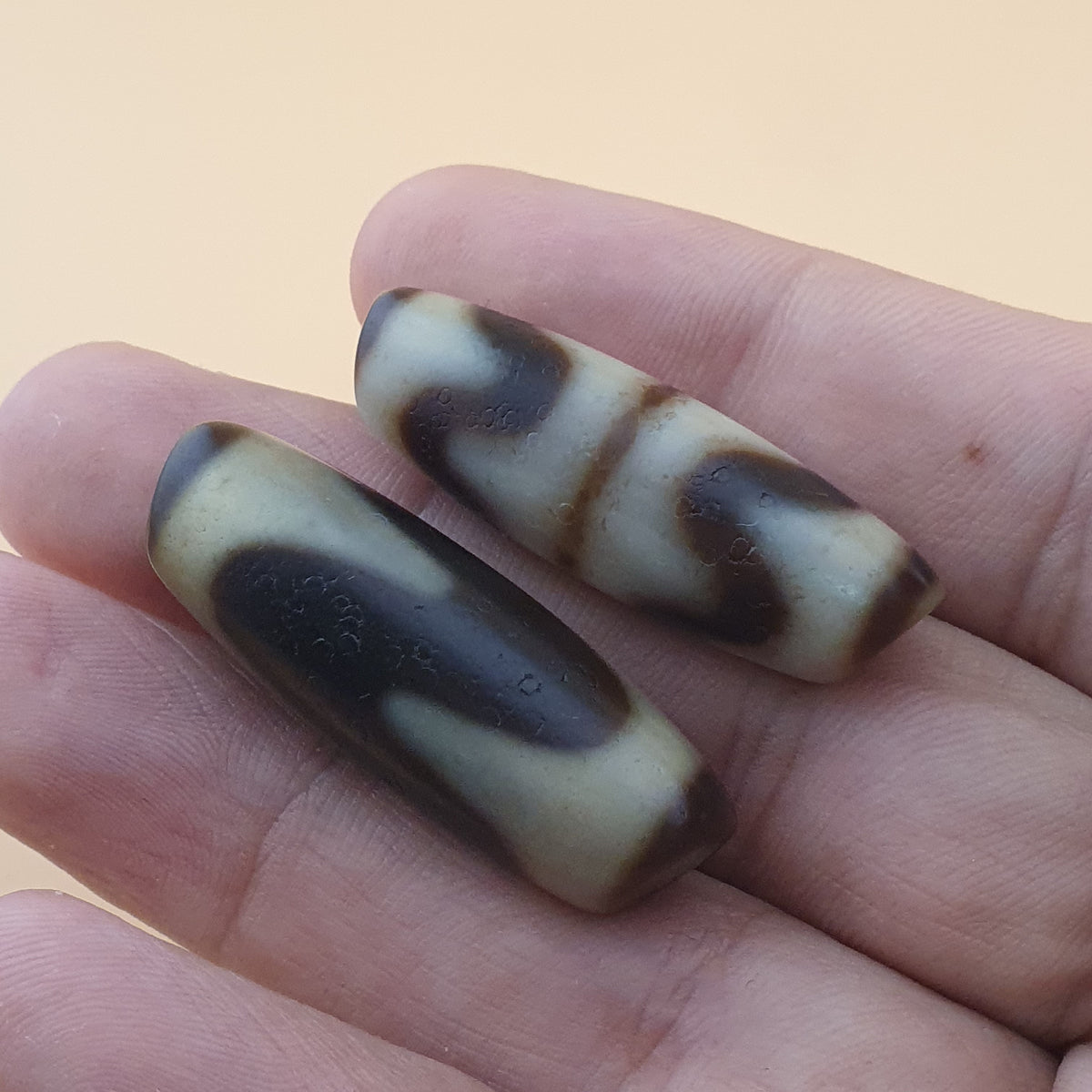 Lot de 2 amulettes vintage en perles d'agate tibétaines de l'Himalaya à motif en zigzag