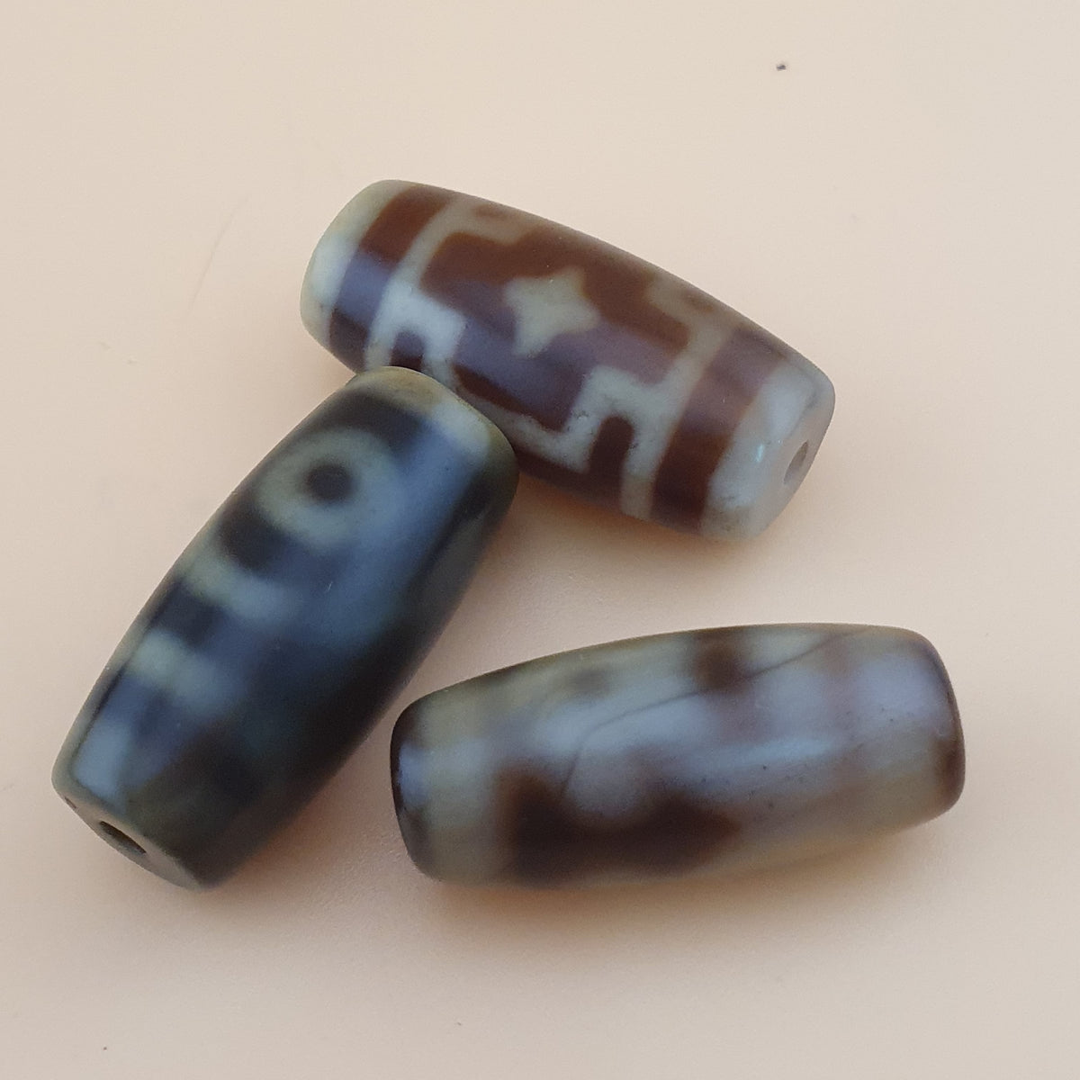 Lot vintage de 3 amulettes Dzi tibétaines en agate de l'Himalaya