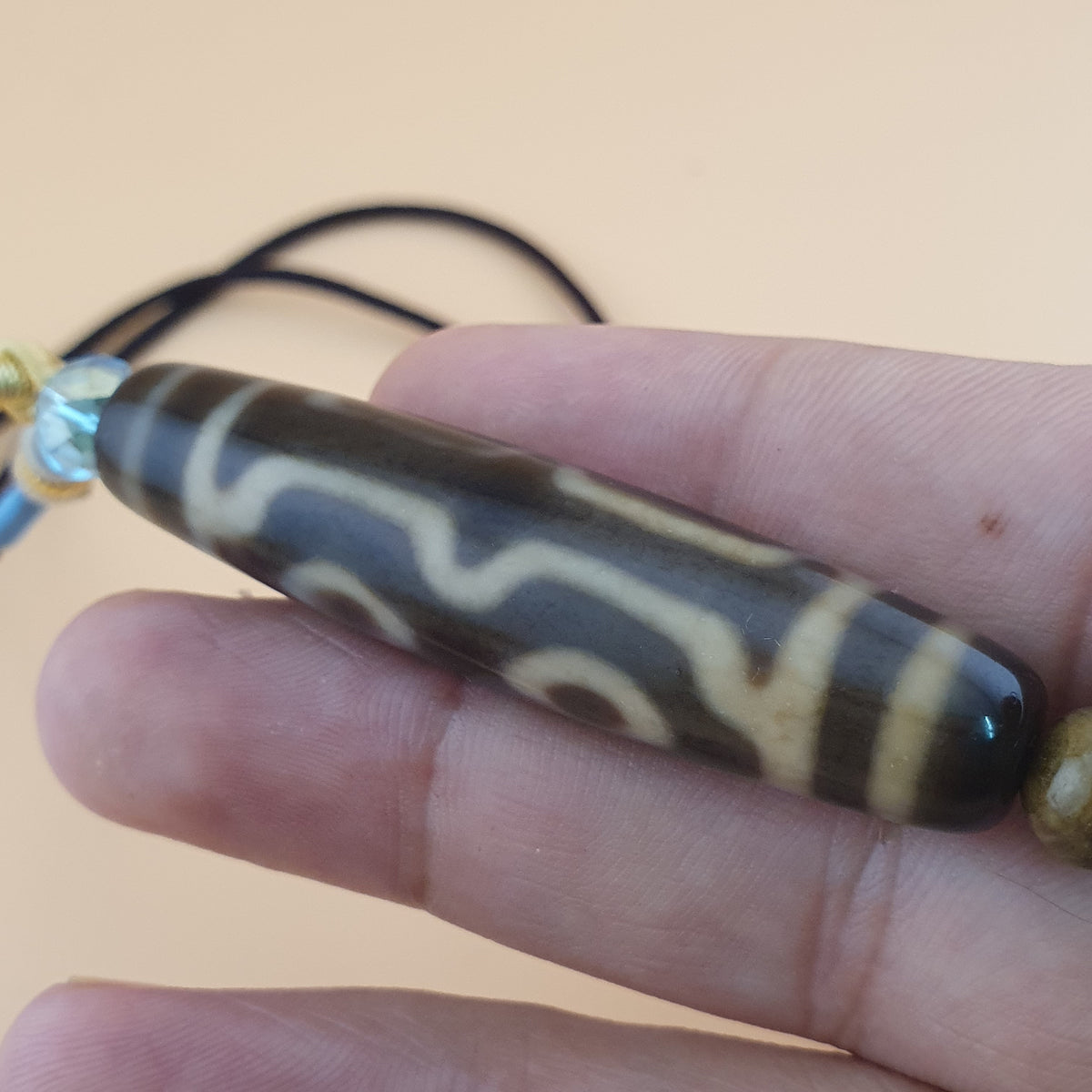 Perle Dzi tibétaine himalayenne vintage en agate à 4 yeux motif unique amulette
