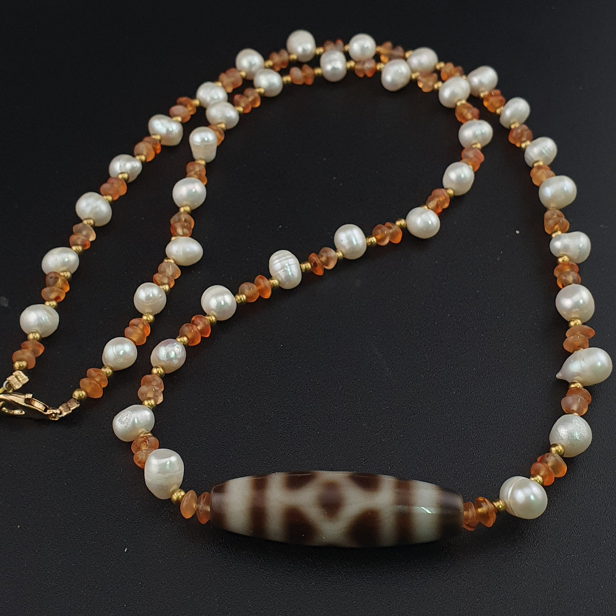 Pendentif vintage en agate tibétaine à motif chaîne avec perles et petites perles de cornaline