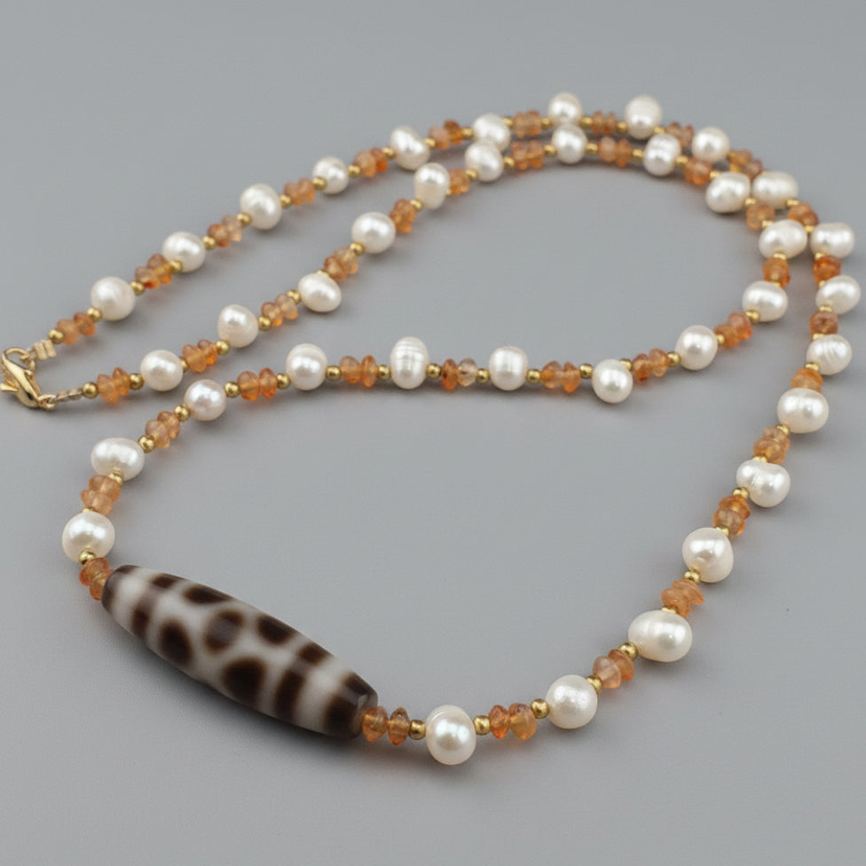 Pendentif vintage en agate tibétaine à motif chaîne avec perles et petites perles de cornaline
