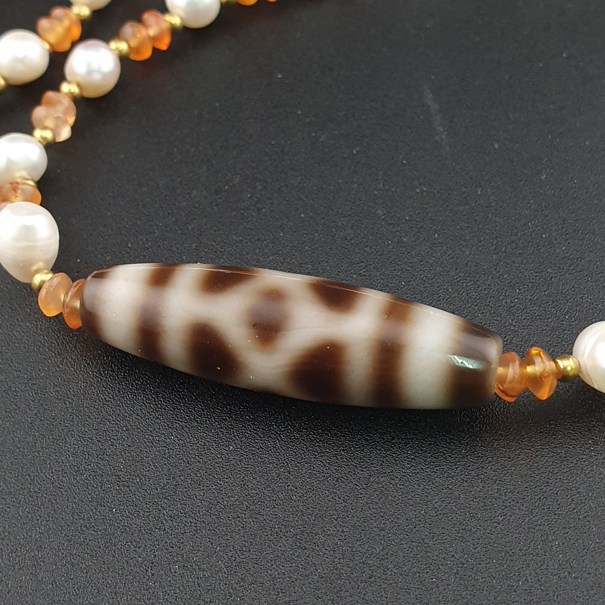 Pendentif vintage en agate tibétaine à motif chaîne avec perles et petites perles de cornaline