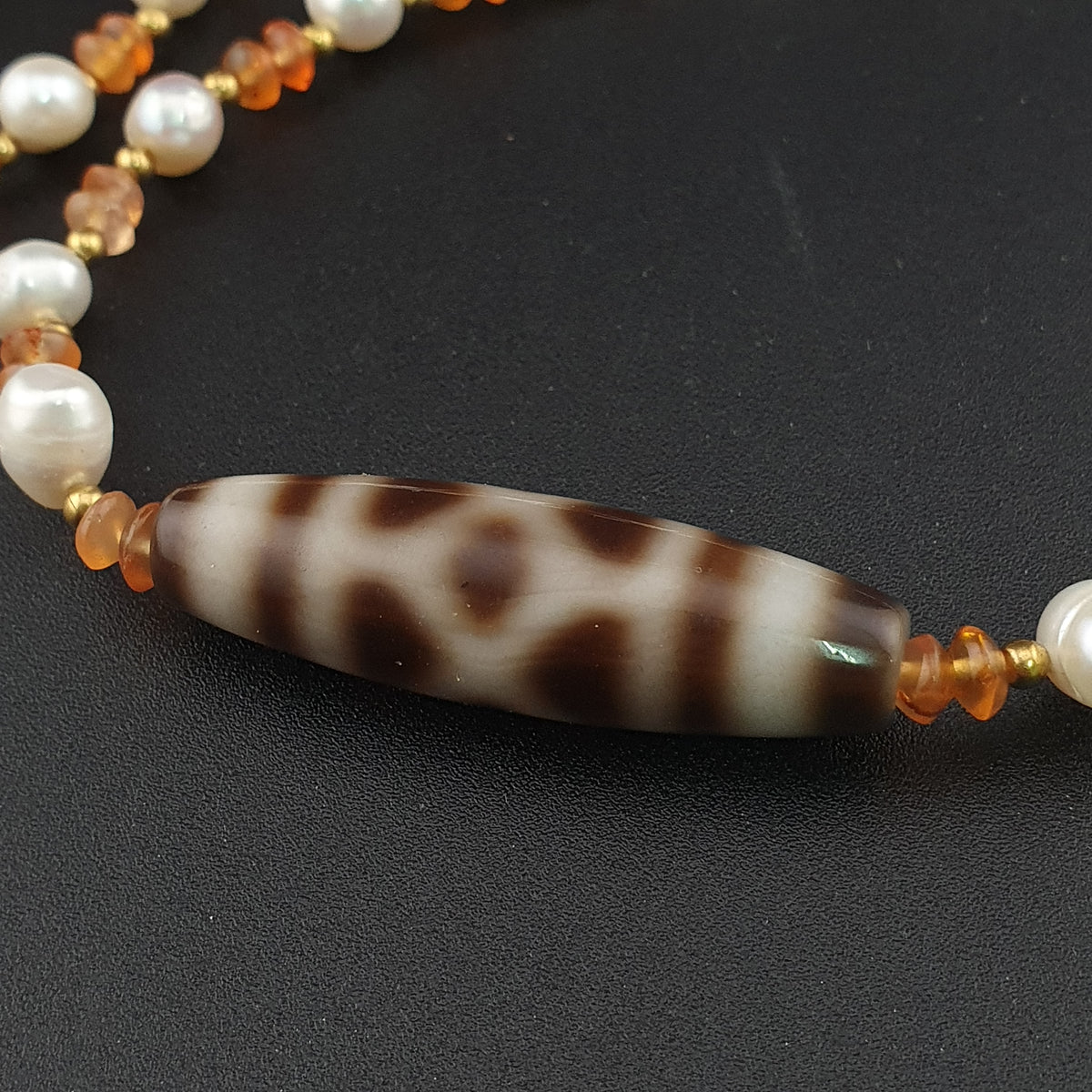 Pendentif vintage en agate tibétaine à motif chaîne avec perles et petites perles de cornaline