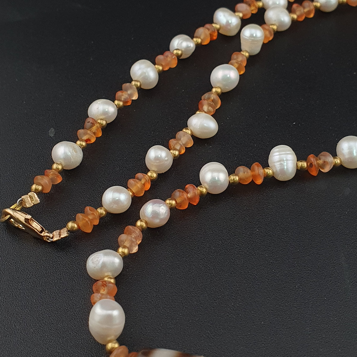 Pendentif vintage en agate tibétaine à motif chaîne avec perles et petites perles de cornaline