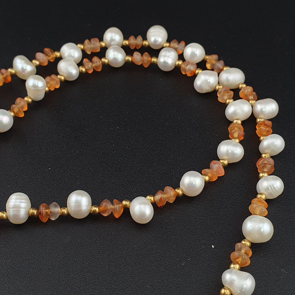 Pendentif vintage en agate tibétaine à motif chaîne avec perles et petites perles de cornaline