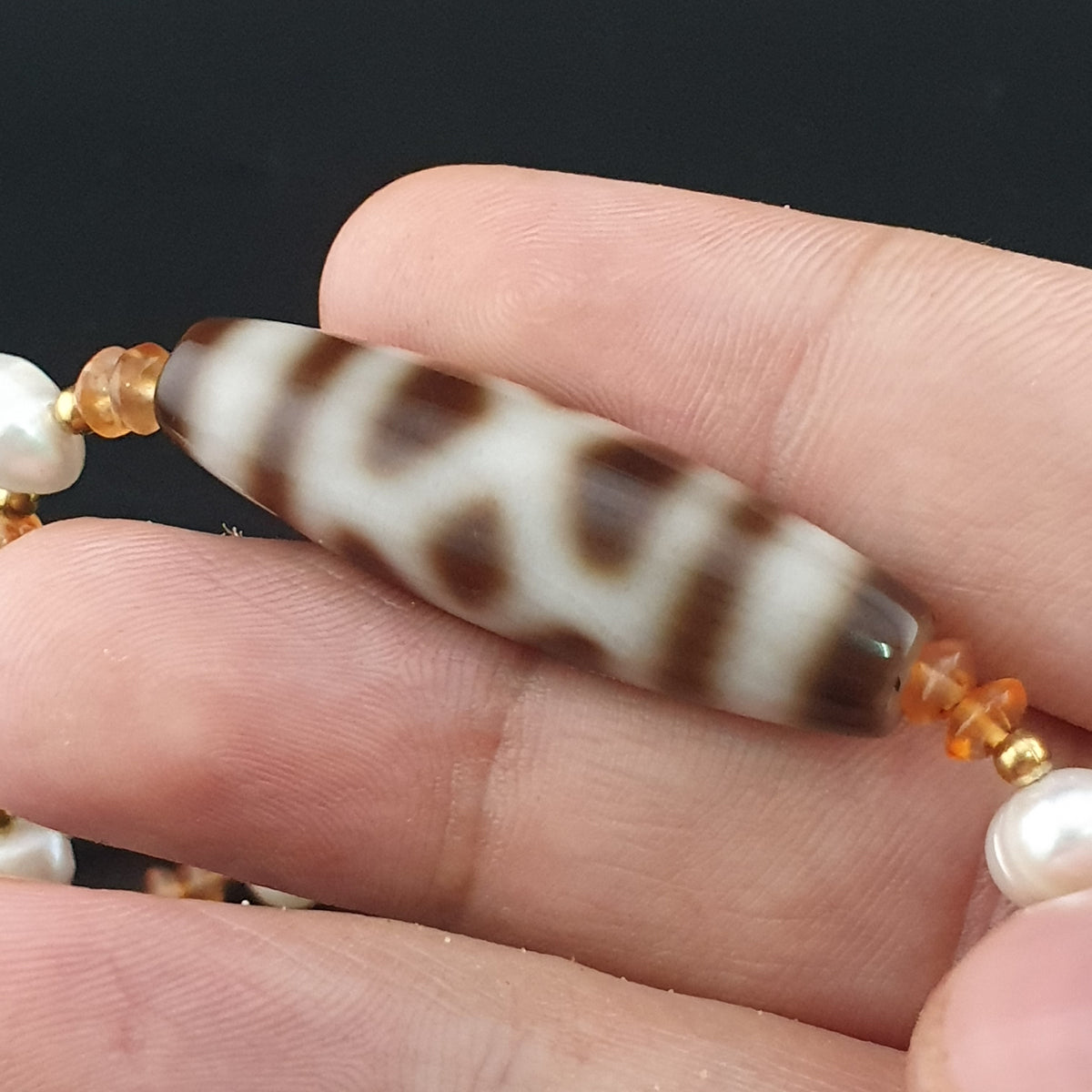 Pendentif vintage en agate tibétaine à motif chaîne avec perles et petites perles de cornaline